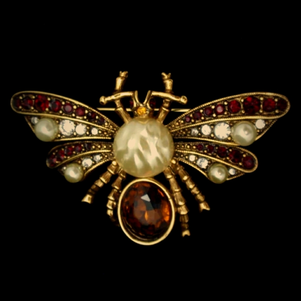 Joan Rivers vee stunning